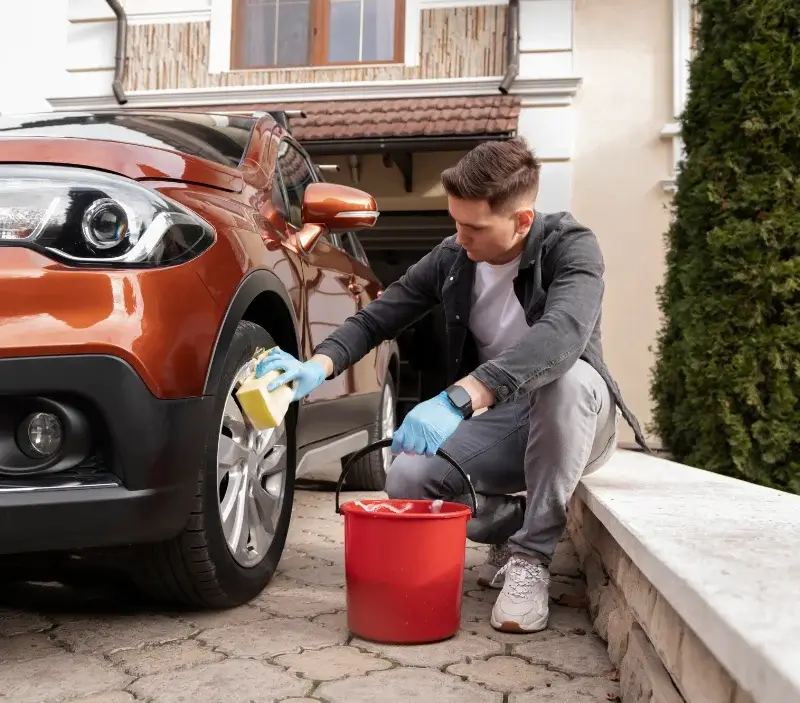 Lavage auto à domicile Couches : professionnel intervenant sur un véhicule